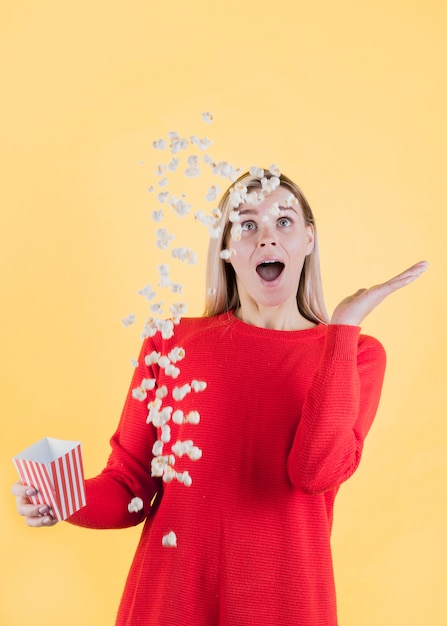 Gratis foto model uitglijdende zak popcorn