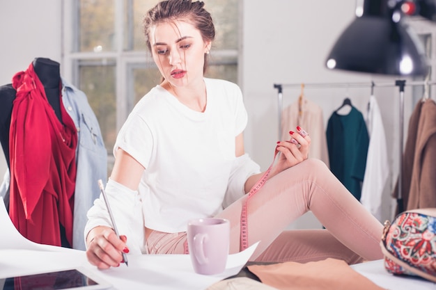 Modeontwerper werken in studio zittend op het bureau