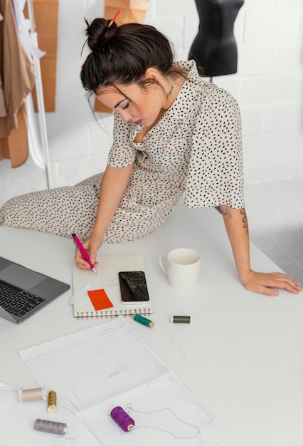 Modeontwerper werkt in haar atelier