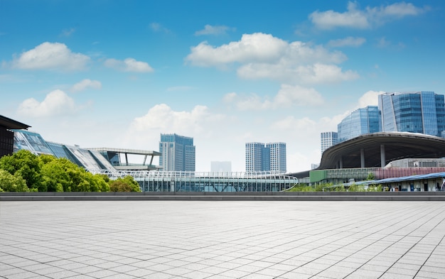 Modern bedrijfsgebouw met glazen muur van lege vloer