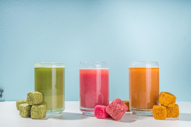 Modern dissolvable drinks-concept, gezonde zelfgemaakte oplosbare bevroren gedroogde smoothies met groenten en fruit. gezonde biologische snack op witte achtergrond met bevroren gedroogde smoothie blokjes