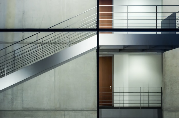 Gratis foto modern gebouw met glazen ramen en trappenhuizen onder de verlichting