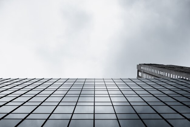 Modern glazen gebouw onderaanzicht