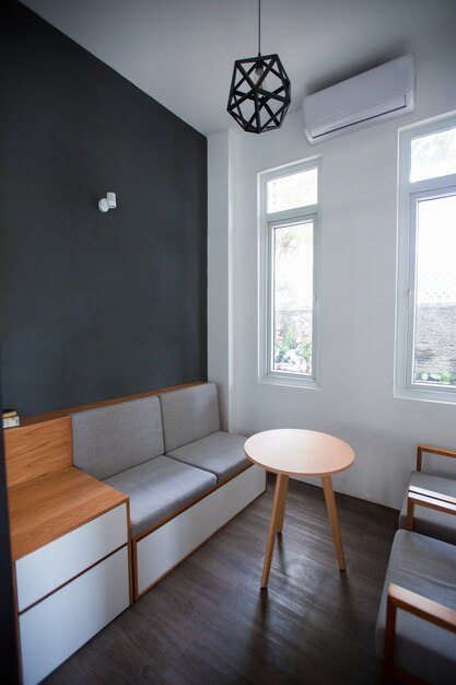 Modern grijs ontwerp van kleine kamer