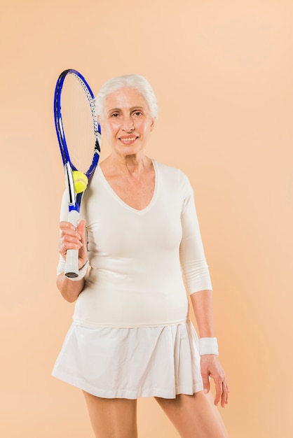 Gratis foto modern hoger vrouwen speeltennis