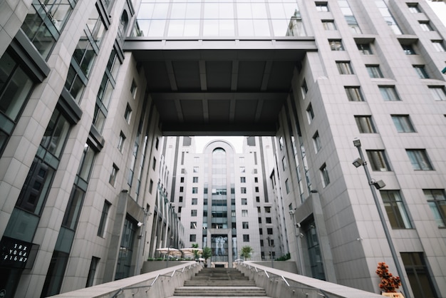 Modern nieuw gebouw met binnenplaats