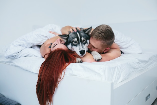Modern paar slapen met hond
