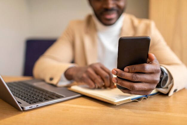 Moderne Afro-Amerikaanse man aan het werk in een coffeeshop