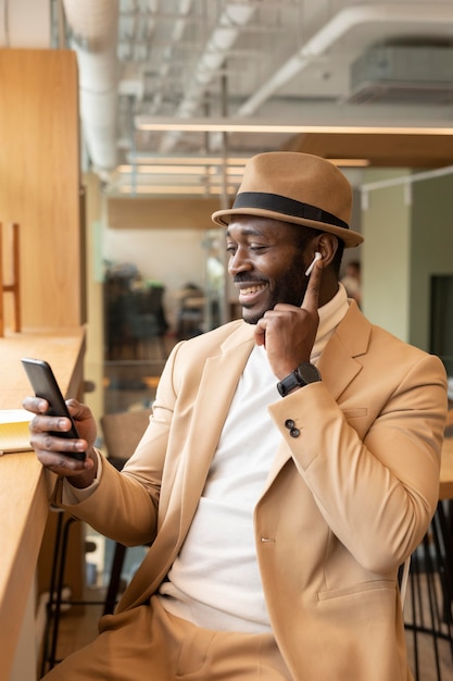 Gratis foto moderne afro-amerikaanse man in een coffeeshop