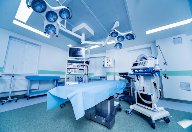 Moderne apparatuur in de operatiekamer. medische apparaten voor neurochirurgie.