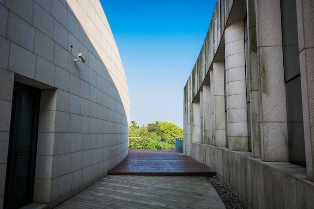 Moderne architectuur gebouw blue skies