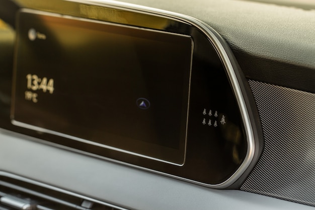 Moderne auto media display in het interieur van de auto. touchscreen-monitor op het dashboard van de moderne auto.
