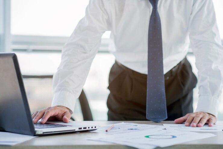 Gratis Foto moderne bureausamenstelling met zakenman