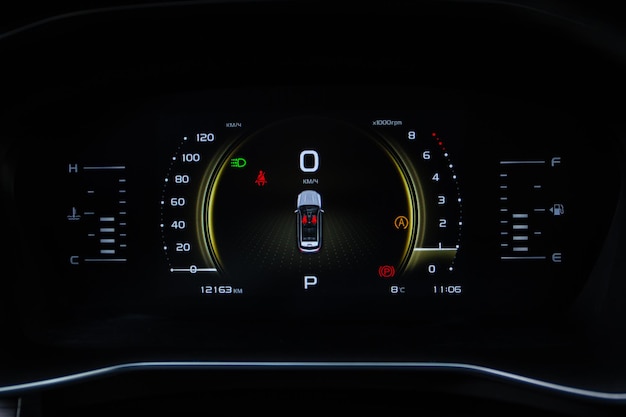 Moderne digitale autokilometers. autodashboard met sensoren en informatie. rpm, brandstofindicator en temperatuur.