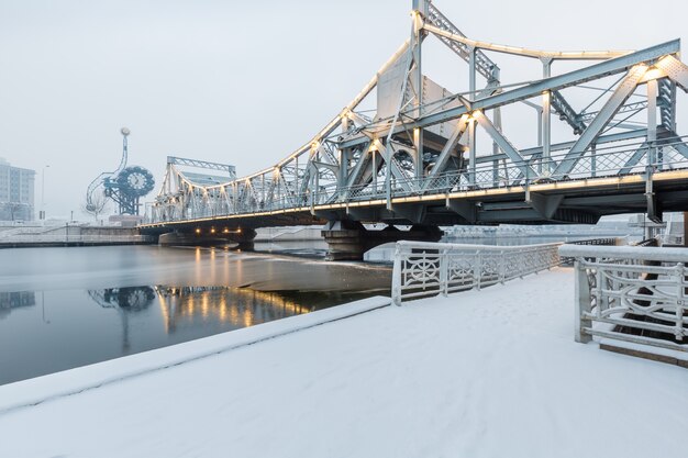 Moderne gebouw buitenkant en lege vierkante verdieping