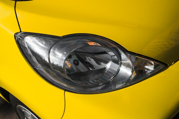 Moderne geleide koplamp van gele auto