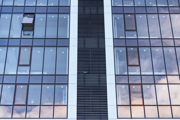 Moderne glazen gebouwarchitectuur. Modern gebouw, met structurele lijnen