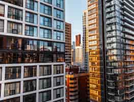 Gratis foto moderne hoge glazen gebouwen in het centrum