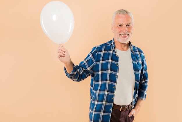 Moderne hogere mens met ballon