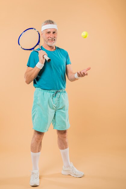 Moderne hogere mens met tennisracket