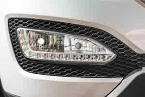 Gratis foto moderne koplamp van zilveren auto
