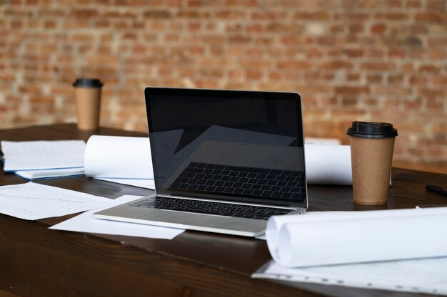Moderne laptop die op het bureau legt
