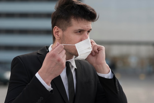 Moderne man masker op te zetten