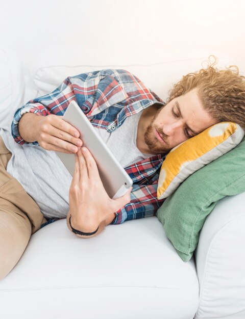 Moderne man met behulp van de tabel op de bank