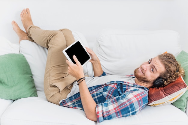 Moderne man met behulp van de tabel op de bank