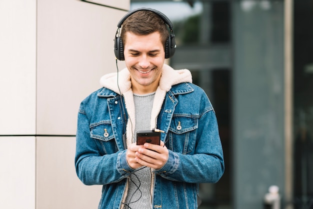 Gratis foto moderne man met een koptelefoon in de stedelijke omgeving