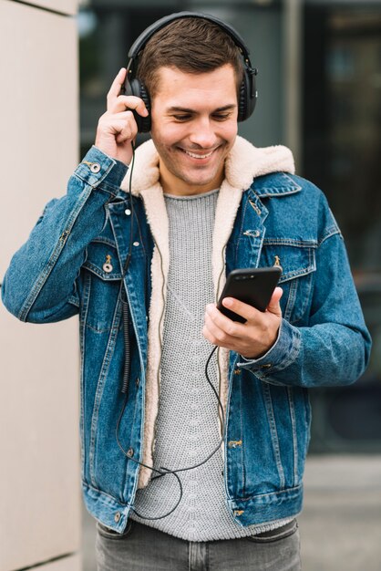 Moderne man met een koptelefoon in de stedelijke omgeving