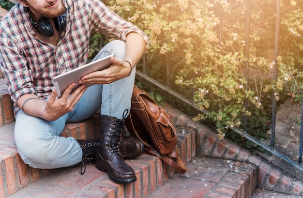 Moderne man met een tablet op trappen