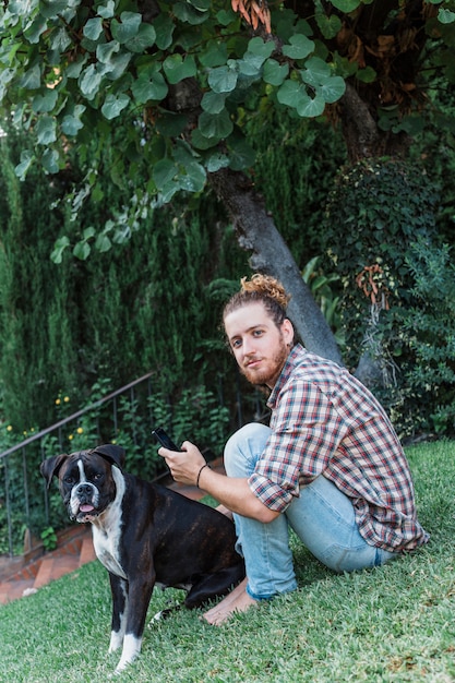 Moderne man met hond in de tuin