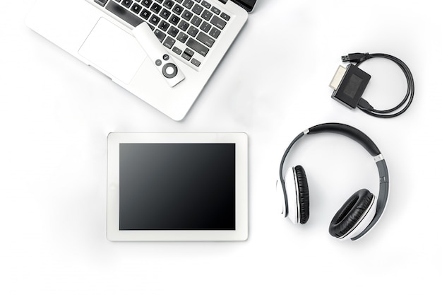 Moderne mannelijke accessoires en laptop op wit oppervlak