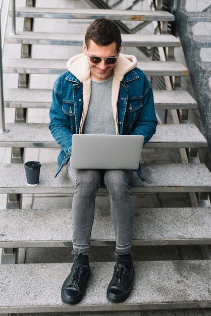 Moderne mens die laptop in stedelijke omgeving met behulp van