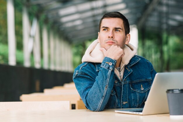 Moderne mens die laptop in stedelijke omgeving met behulp van