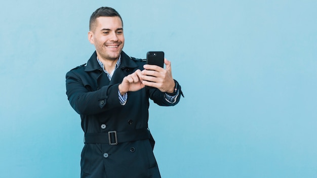 Moderne mens die selfie neemt