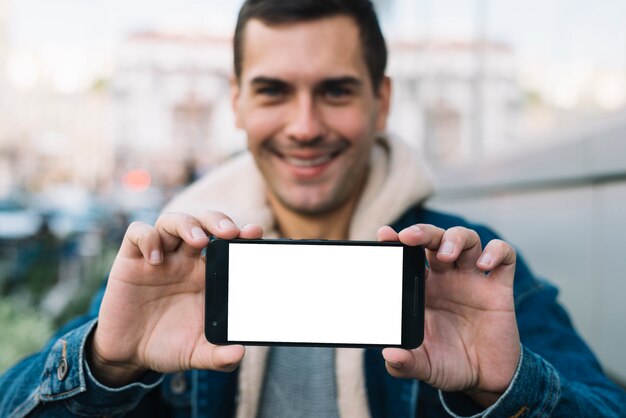 Moderne mens die smartphonesjabloon voorstelt