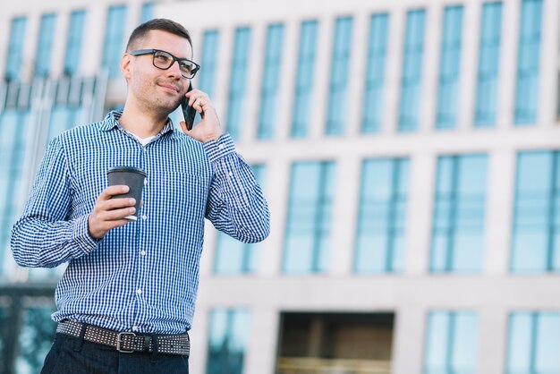 Moderne mens die telefoongesprek maakt