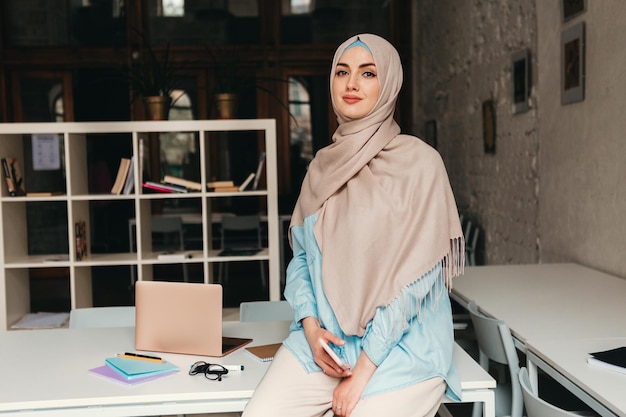 Moderne moslimvrouw in hijab in kantoorruimte