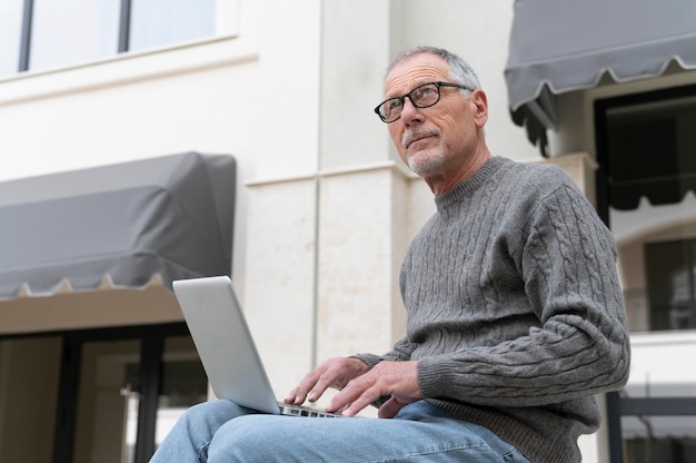 Moderne senior man die in de stad woont