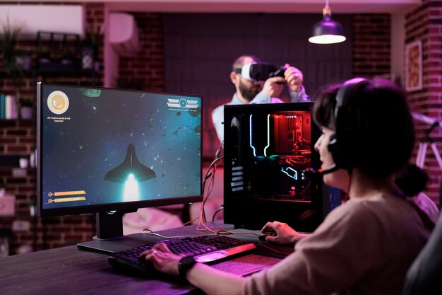 Moderne speler live streaming videogames spelen op computer, plezier met rpg-toernooi. Jonge volwassene die online actieschietspel speelt met meerdere spelers op pc, shooter-uitdaging.