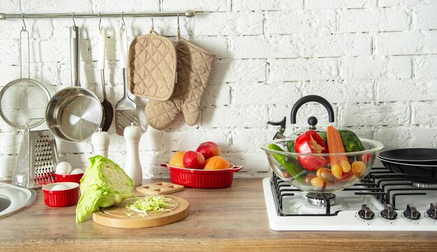 Moderne stijlvolle keuken interieur met groenten en fruit op tafel.