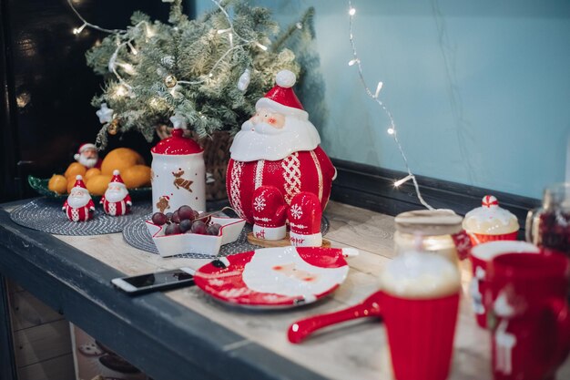 Moderne telefoon liggend op feestelijke tafel. Oudejaarsavond concept