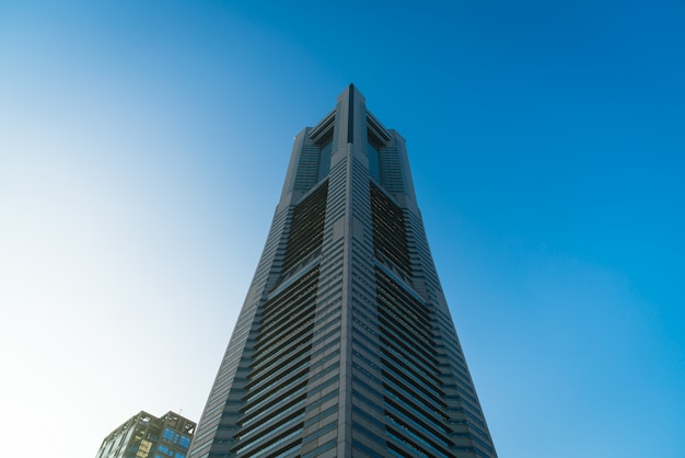 moderne toren skywalk wolkenkrabber kantoorgebouw