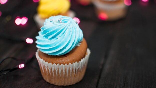 Moderne verjaardagssamenstelling met mooie cupcake