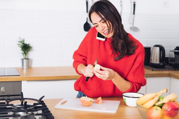 Gratis foto moderne vrouw die op telefoon spreekt