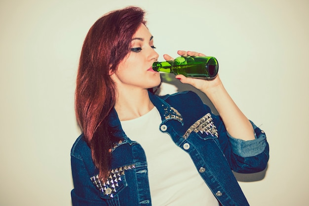 Gratis foto moderne vrouw drinken bier