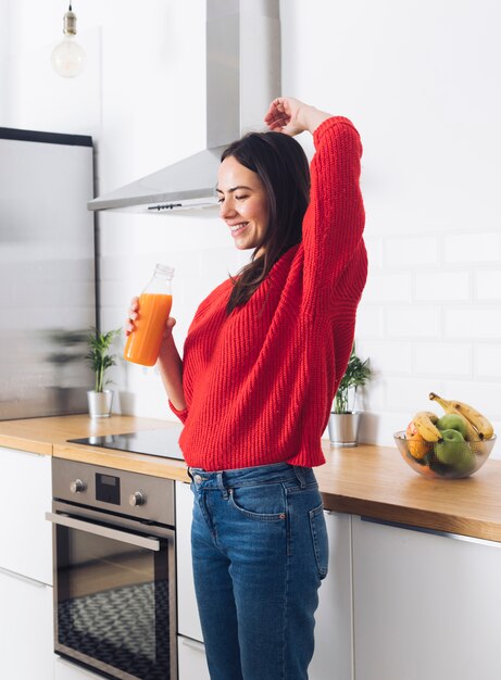 Moderne vrouw in de keuken