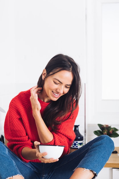 Moderne vrouw in de keuken